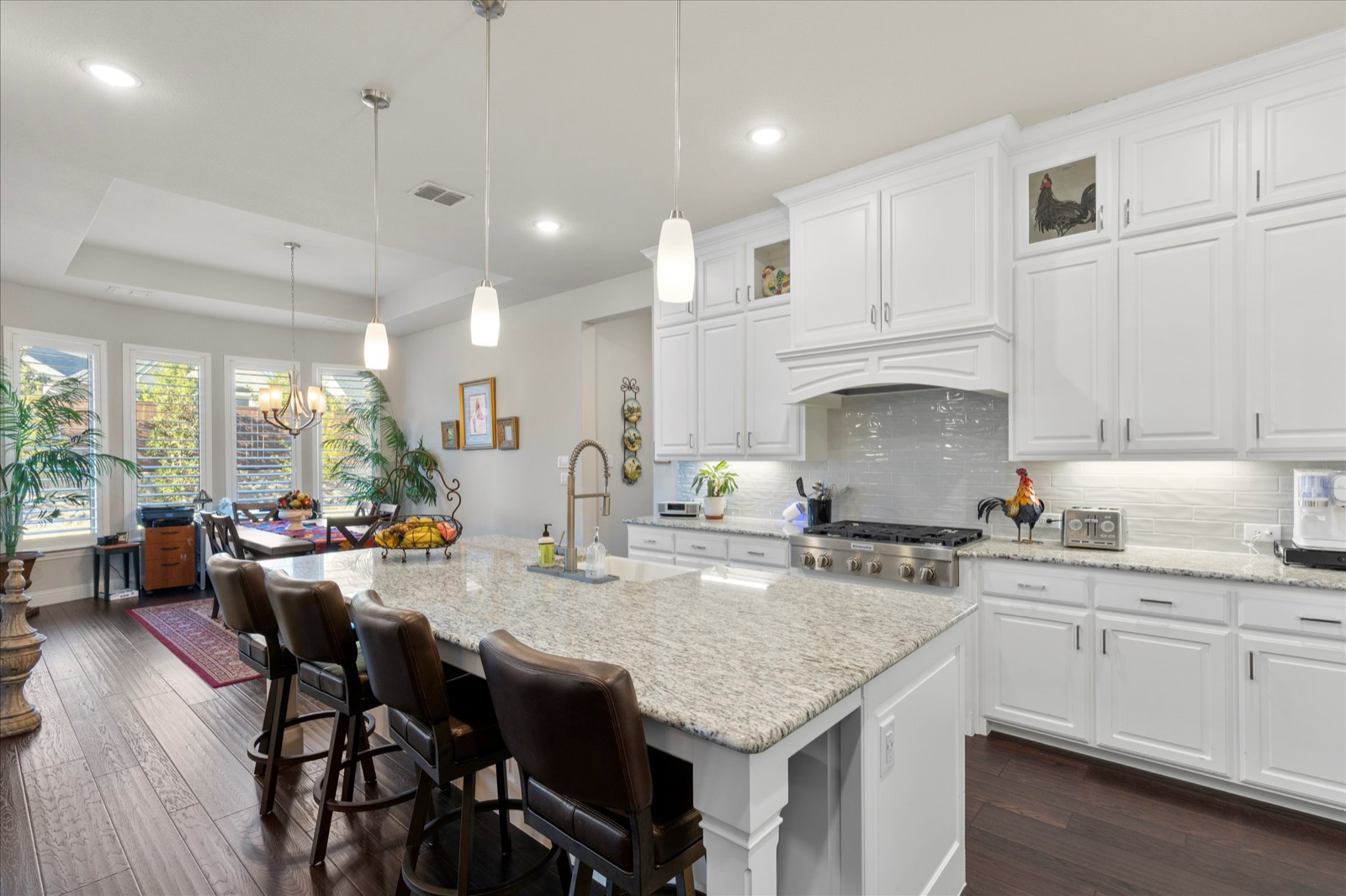Kitchen with large island
