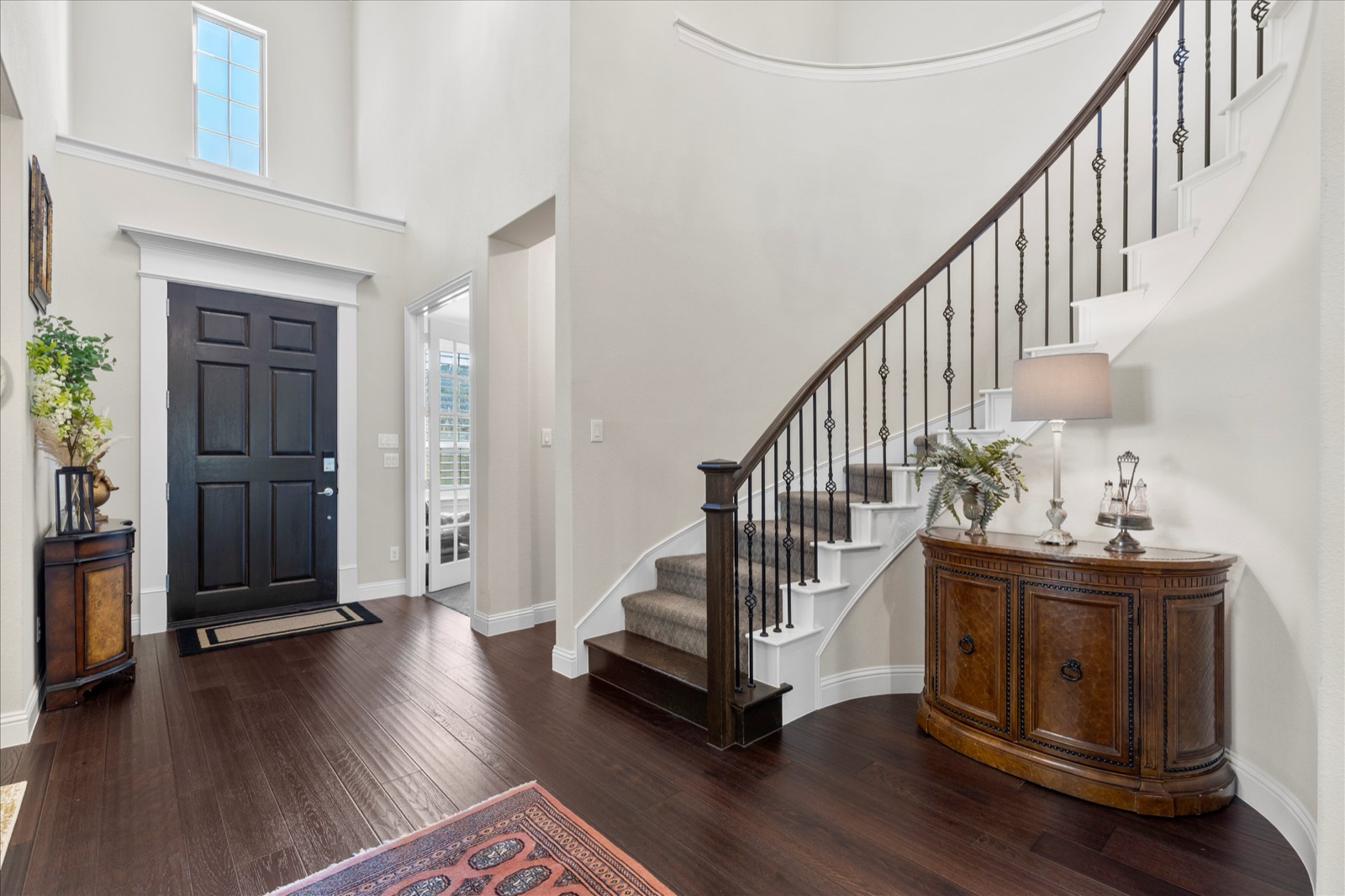 Entry and curved staircase